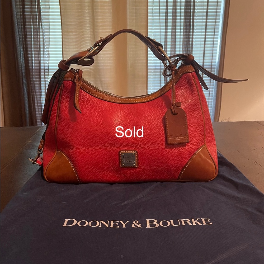 Dooney and Bourke purse, great condition, dust bag and key chain included